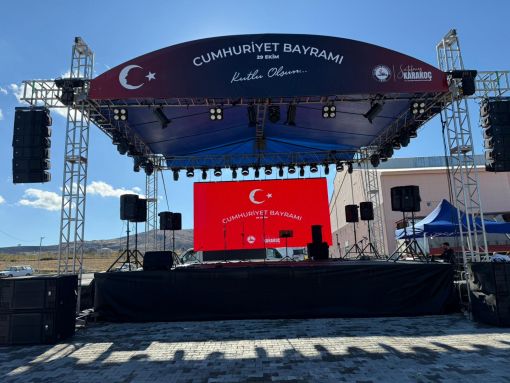 Açık hava etkinliği için kurulan profesyonel Ankara ses sistemi kiralama kurulumu ve hoparlör yerleşimi.