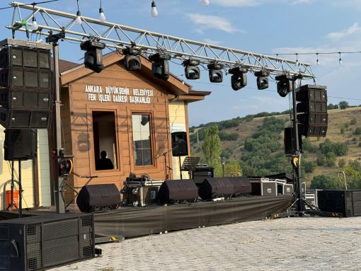 Ankara’da konser ve organizasyonlar için ışık, sahne ve ses sistemi kiralama kurulumu.