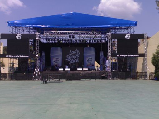 Yüksek kapasiteli etkinliklerde kullanılan güçlü konser ses sistemi ve sahne altyapısı Ankara.